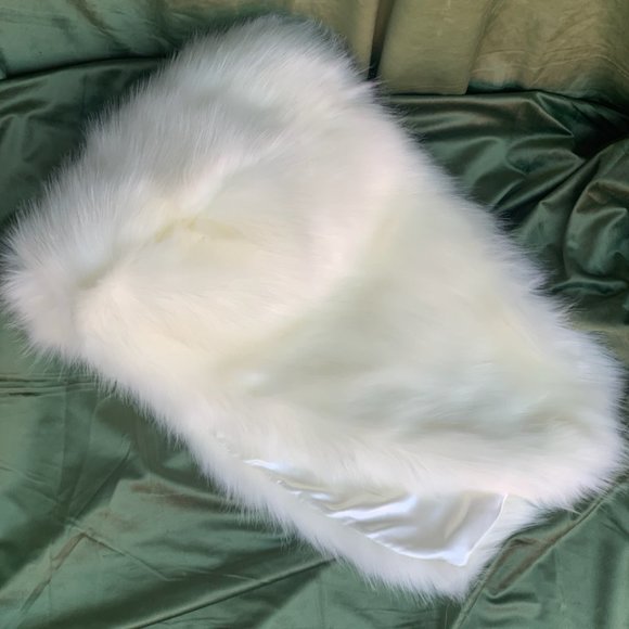 Bridal Shawl Faux Fur White - Picture 2 of 3